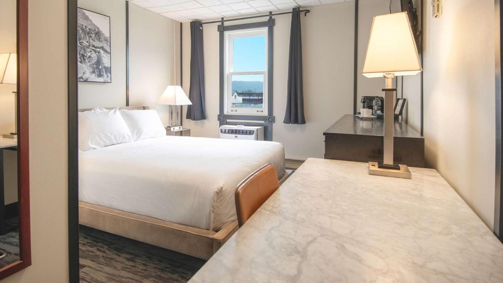 Midnight Sun, A Coast Hotel ドーソン・シティ エクステリア 写真