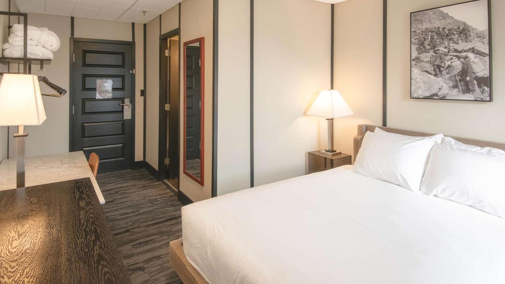 Midnight Sun, A Coast Hotel ドーソン・シティ エクステリア 写真