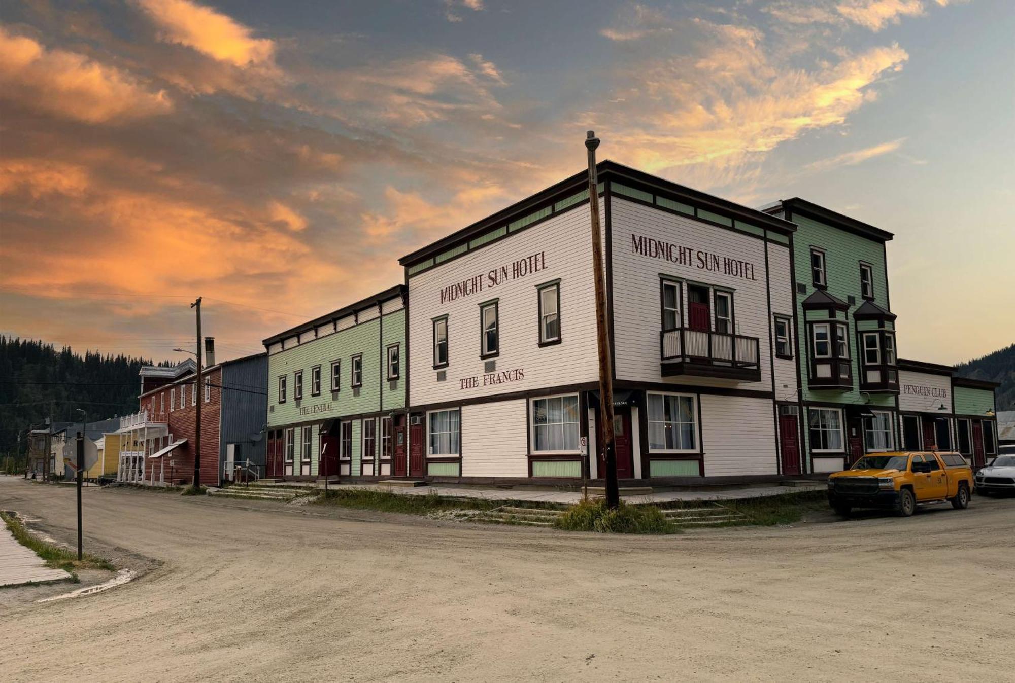 Midnight Sun, A Coast Hotel ドーソン・シティ エクステリア 写真