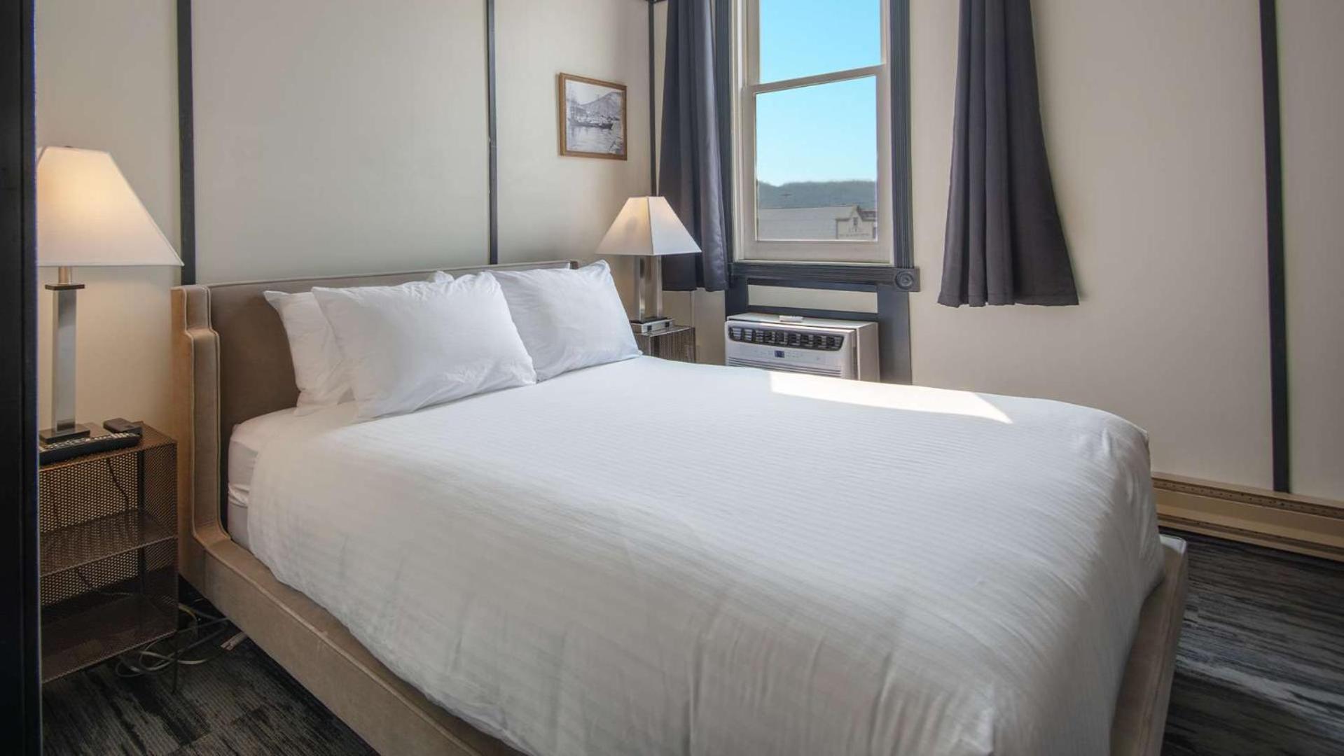 Midnight Sun, A Coast Hotel ドーソン・シティ エクステリア 写真