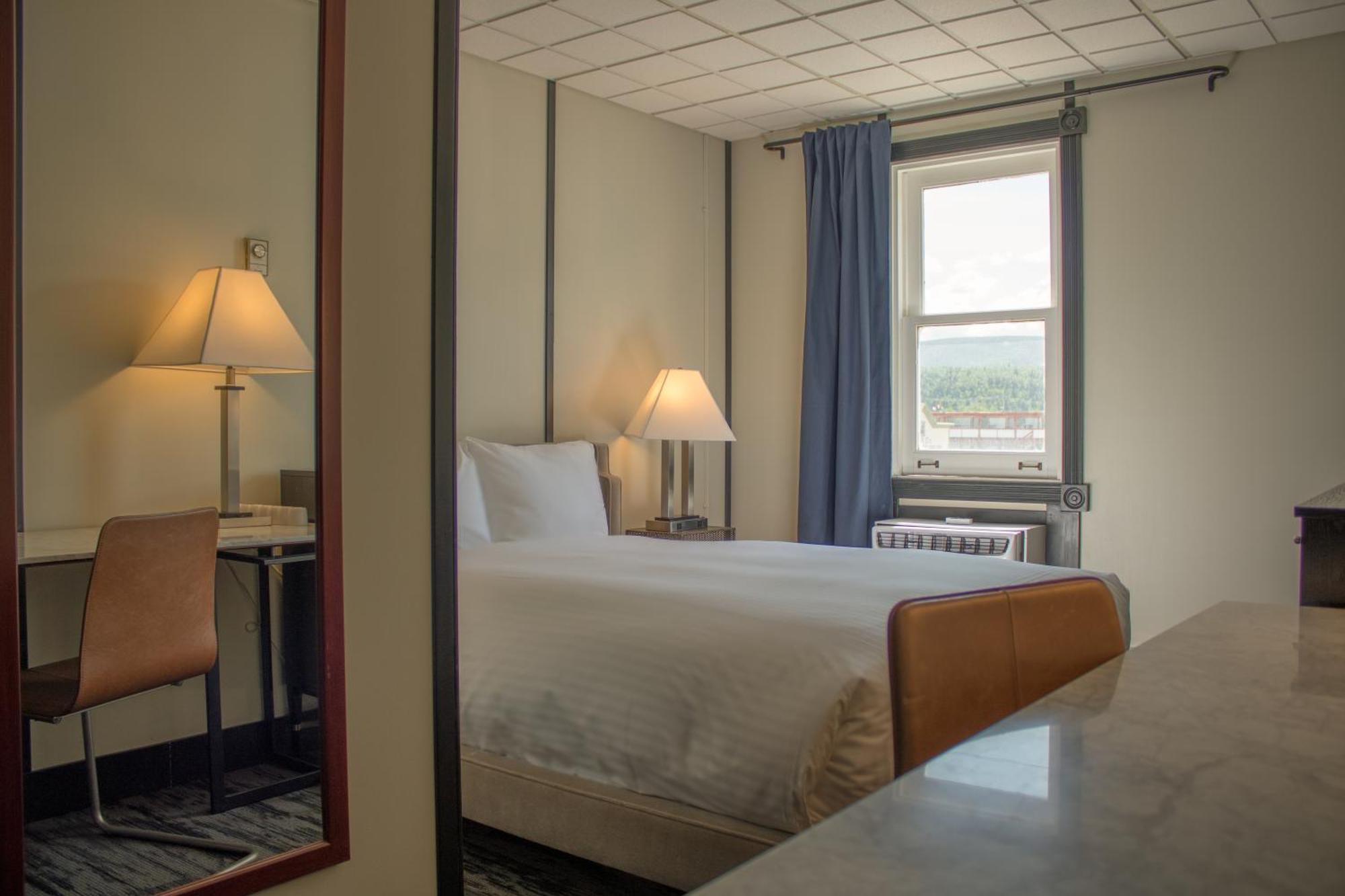 Midnight Sun, A Coast Hotel ドーソン・シティ エクステリア 写真