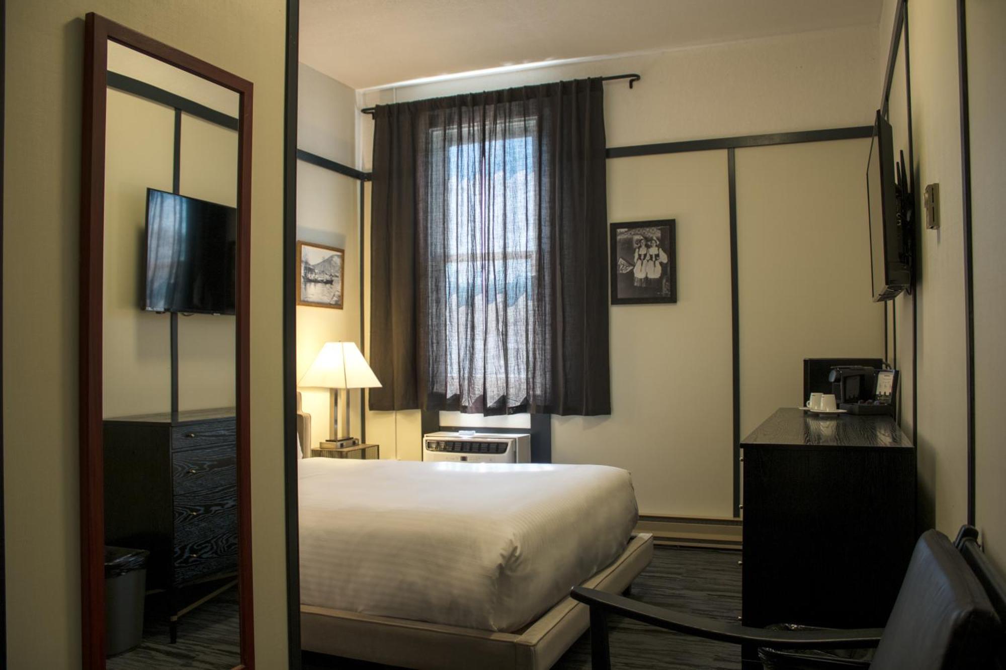 Midnight Sun, A Coast Hotel ドーソン・シティ エクステリア 写真