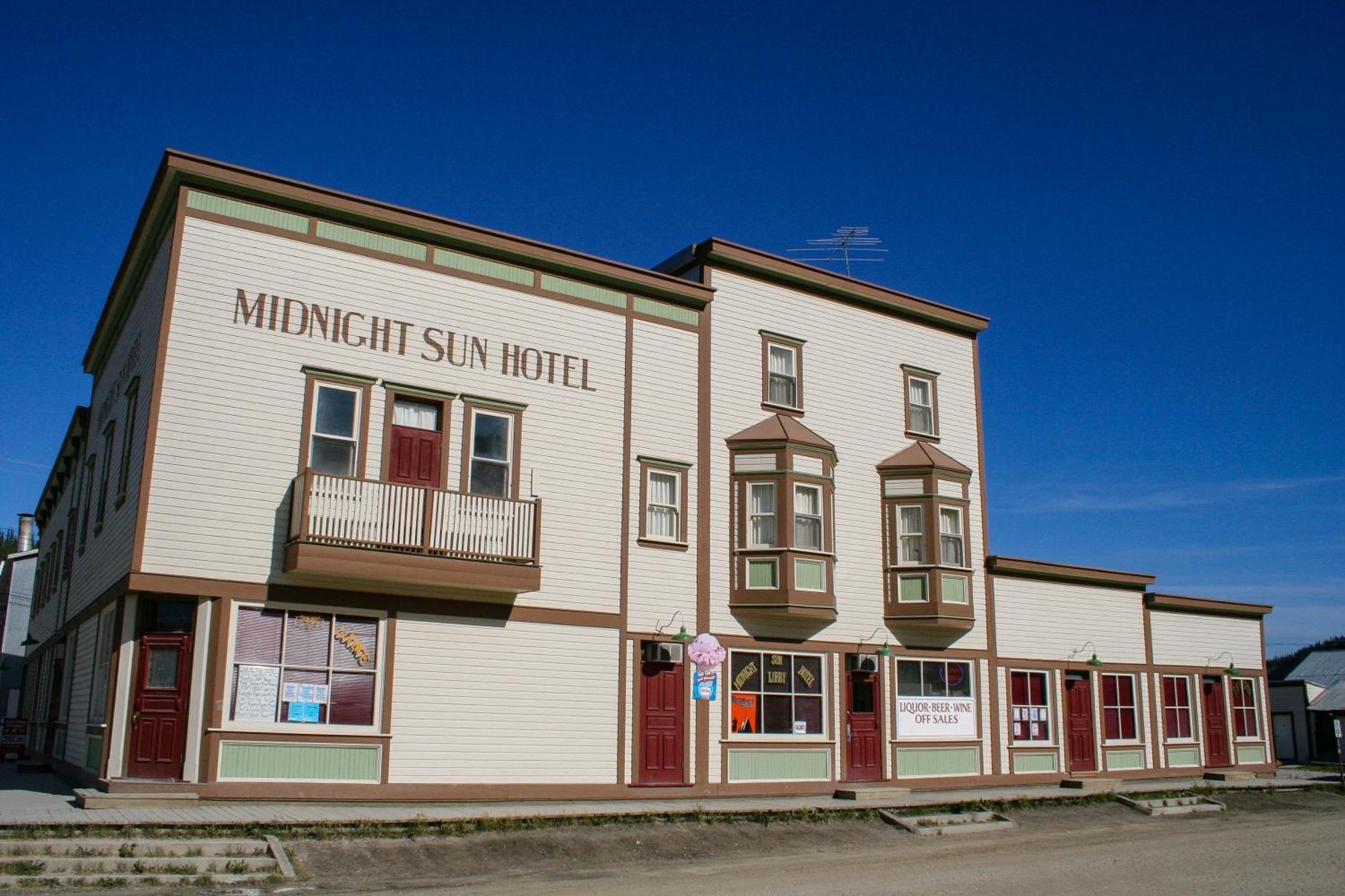 Midnight Sun, A Coast Hotel ドーソン・シティ エクステリア 写真