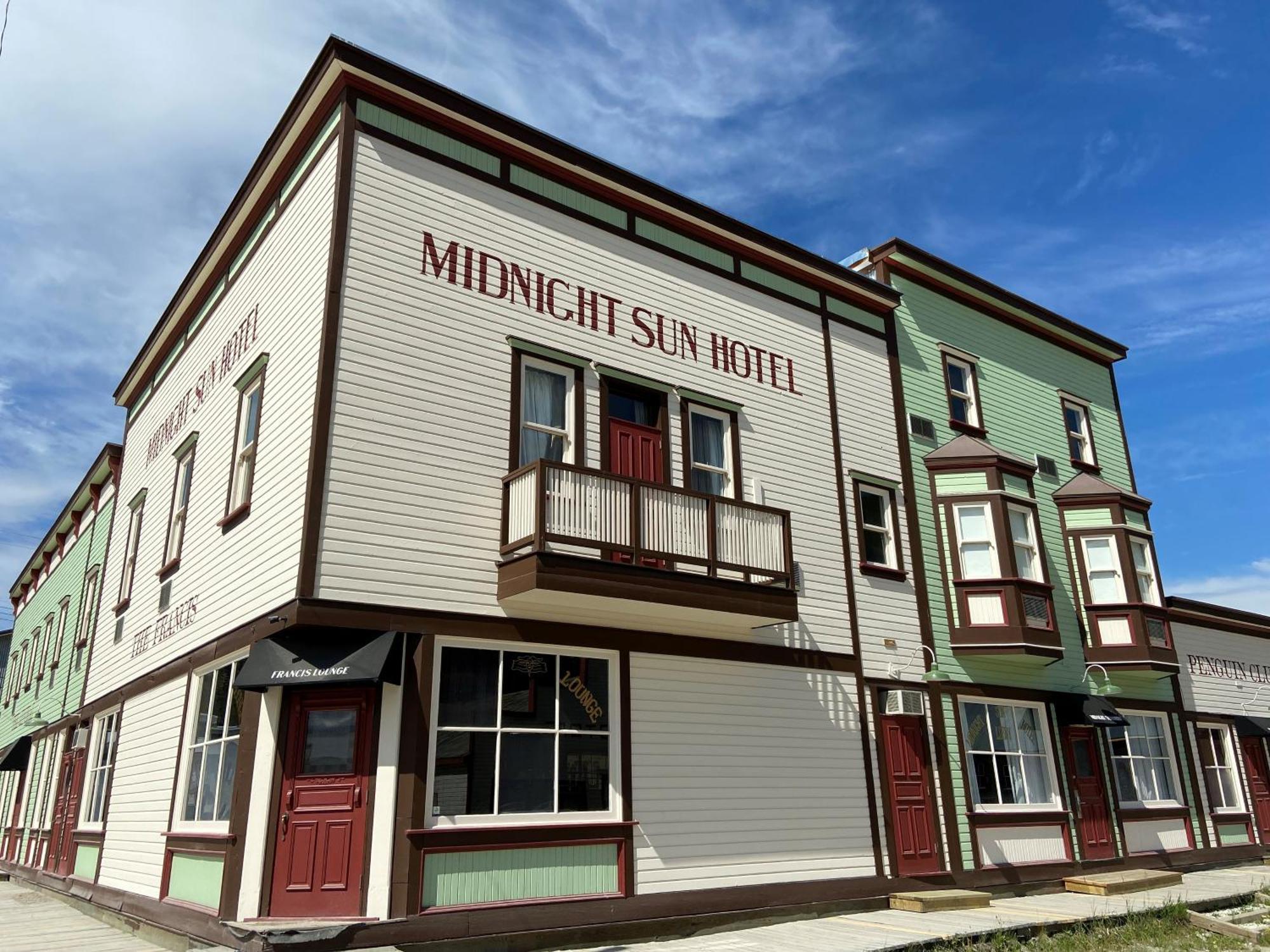 Midnight Sun, A Coast Hotel ドーソン・シティ エクステリア 写真